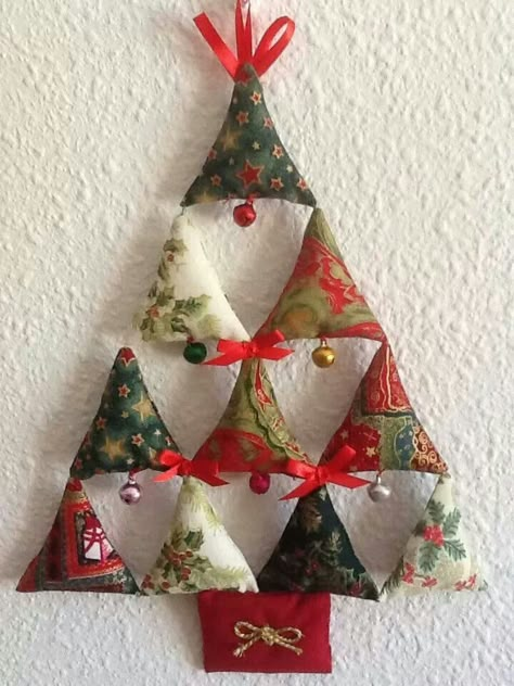 Diy Gifts For Christmas, Christmas Crafts Sewing, Christmas Decorations Sewing, Sewing Christmas Gifts, Christmas Fabric Crafts, Christmas Patchwork, Christmas Sewing Projects, Fabric Christmas Trees, Craft Christmas