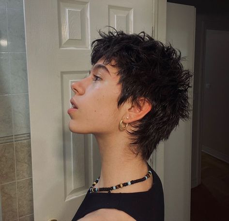 Long Hair Inspo Men, Short Grunge Haircuts Men, Mens Shaggy Mullet, Short Hairstyles Masc, Short Choppy Mullet, Short Mullet Straight Hair, Mod Haircut Women, Very Short Mullet, Mod Mullet