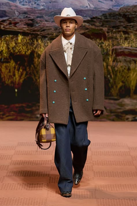 Louis Vuitton Fall 2024 Menswear https://www.vogue.com/fashion-shows/fall-2024-menswear/louis-vuitton/slideshow/collection#12 Menswear 2024, Texas Winter, Men Runway, 2024 Menswear, Paris Fashion Week Runway, Mens Runway, American Workwear, Men Fashion Show, Money Pictures