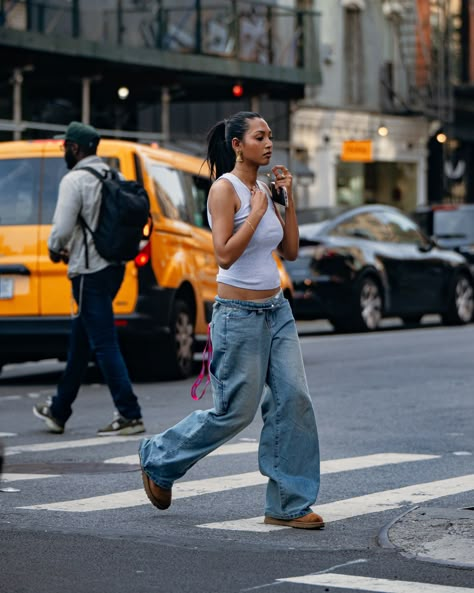 NEW YORK CITY SUMMER ☀️ - #summeroutfitideas #sohonyc #summerinthecity #summerinnyc #streetstyle Street Wear New York, Sza Style Street, American High Street Style, New York During Summer, Soho Nyc Aesthetic Outfit Summer, New York Street Wear, Summer In New York Outfits, Airplane Fits, Stuyvesant Street Nyc