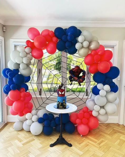 Spider Man Birthday Balloon Arch, Miles Morales Balloon Garland, Spiderman Backyard Party Ideas, Spiderman Party Backdrop, Spider Man Birthday Party Centerpieces, Spider Man Balloons, Classy Spiderman Party, Spidey Balloon Garland, Amazing Spider Man Birthday