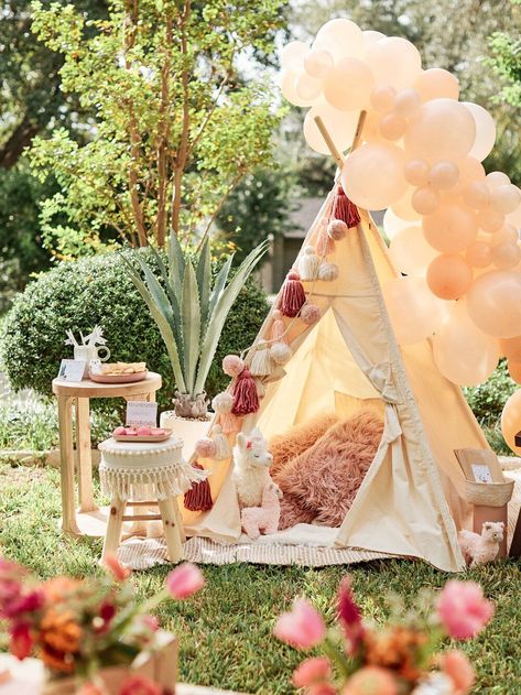 Create a cozy party tent for an outdoor llama party picnic for kids - get details and more party inspiration now at minteventdesign.com! Teepee Outdoor Party, Boho Tent Decor, Teepee With Balloon Garland, S’mores Party Decorations, Tent For Birthday Party, Boho Teepee Party, Teepee Tent Picnic, Teepee Tent Birthday Decorations, 1 Year Party