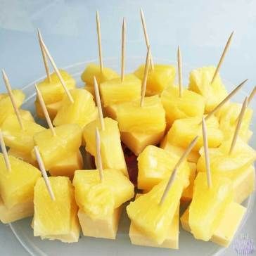 Retro Party Food, Birthday Party Food Buffet, 80s Party Foods, Cheese And Pineapple, Eating Pineapple, Christmas Party Snacks, Birthday Party Snacks, Food Buffet, Yellow Party