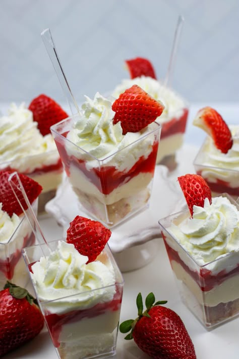 Strawberry Shortcake Shooters - Happy Homeschool Nest Strawberry Shortcake Shooters, Shortcake Shooters, Desserts Shooters Recipes, Mini Desserts Shooters Recipes, Desserts Shooters, Mini Dessert Shooters, Cheesecake Parfait Recipes, Shooters Recipes, Pudding Recept