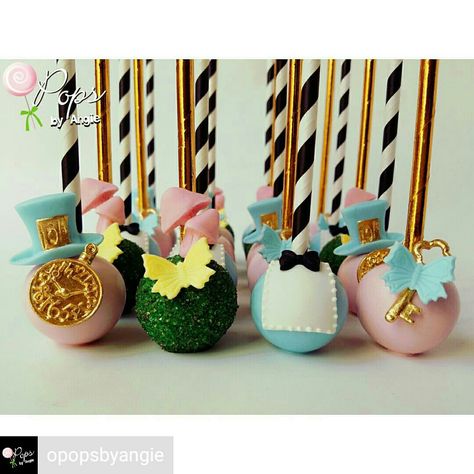 Alice In Wonderland cake pops are super cute! Alice In Wonderland Sweets, Alice Bakery, Creative Pastries, Themed Cake Pops, Wonderland Sweet 16, Alice In Wonderland Decorations, Wonderland Cake, Alice In Wonderland Tea Party Birthday, Alice In Wonderland Cakes