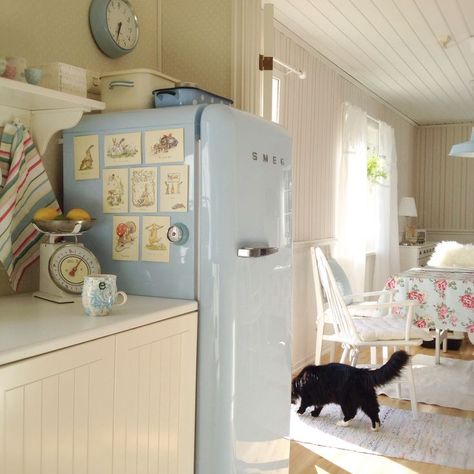 Blue Smeg Fridge Kitchen, Blue Kitchen Accessories Ideas, Smeg Blue Fridge, Blue Smeg Kitchen, Smeg Refrigerator Kitchen, Smeg Fridge Blue, Blue Fridge Kitchen, Smeg Fridge Aesthetic, Cute Kitchen Appliances