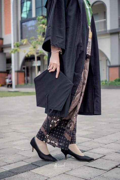 Single Graduation Poses, Convocation Outfit Graduation Hijab, Pose Wisuda Outdoor, Graduation Pictures Hijab, Outdoor Graduation Photoshoot Ideas, Convocation Outfit Graduation, Wisuda Photoshoot, Convocation Outfit, Pre Convo