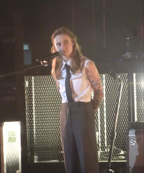 Julien Baker Outfits, Boygenius In Suits, Julien Baker Suit, Juilen Baker, Julien Baker Rare, Boygenius Belgium, Julian Baker, Pretty Brunette, Justin Beiber