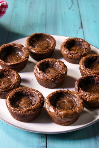 Brownie Ice Cream Cups, Brownie Cookie Cups, Brownie Bowls, Brownie Bites Recipe, Cookie Cups Recipe, Ice Cream Bites, Ice Cream Cups, Brownie Cups, Brownie Ice Cream