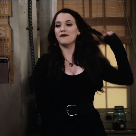 Max 2 Broke Girls Icon, Two Broke Girls Max, Max Black Outfits, Max Black Icon, Max Black Aesthetic, 2 Broke Girls Max Black, 2 Broke Girls Aesthetic, 2 Broke Girl, 2 Broke Girls