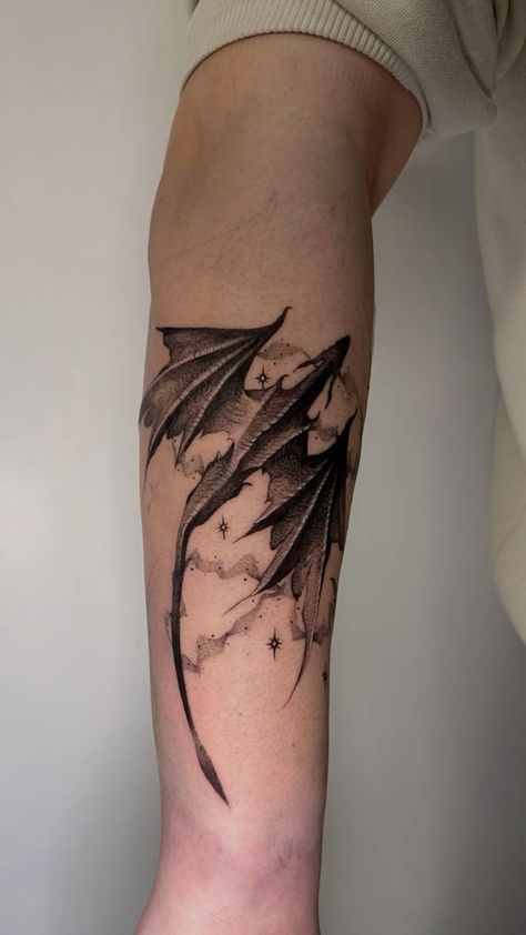 Dragon Tattoo Game Of Thrones, Fantasy Tattoo, Game Of Thrones Tattoo, Dragons Tattoo, Dragon Tattoo Ideas, Back Tattoo Ideas, Bookish Tattoos, Tattoo Apprenticeship, Dragon Tattoo For Women