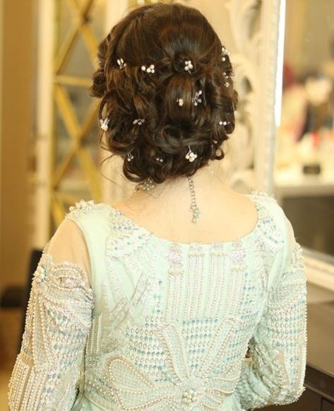 Aineeb ki shadi Jora Hairstyle, Hairstyle Traditional, Bridal Bun Hairstyles, Girls Party Hairstyles, Party Hair Styles, Hair Styles For Wedding, Long Bridal Hair, Bridal Mehndi Dresses, Hair Style On Saree