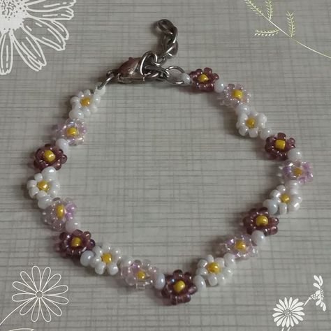 How to make a daisy chain flower bracelet/Beaded Daisy String Bead Necklace Flower Tutorial, Seed Bead Daisy Chain, Bracelet Making Tutorial, Daisy Chain Necklace, Daisy Chain Bracelet, Seed Bead Bracelets Tutorials, Diy Necklaces Tutorial, Beaded Daisy, Bracelet Tutorials