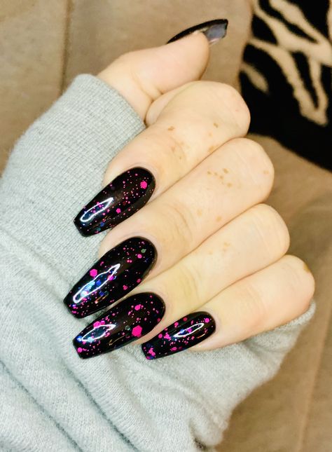 Hot Pink Black Glitter Nails, Black Splatter Nails, Black Nails With Pink Glitter, Pink Foil Nails, Mom Nails, Black Silver Nails, Foil Nail Designs, Splatter Nails, New Year Nails