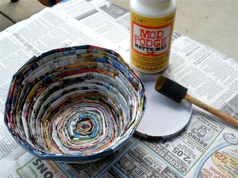 Turn old magazines into DIY bowls. Cute and thrifty! Magazine Bowl, Old Magazine Crafts, Recycled Magazine Crafts, Recycled Magazine, Recycled Magazines, Rolled Paper Art, Diy Bowl, Magazine Crafts, Newspaper Crafts