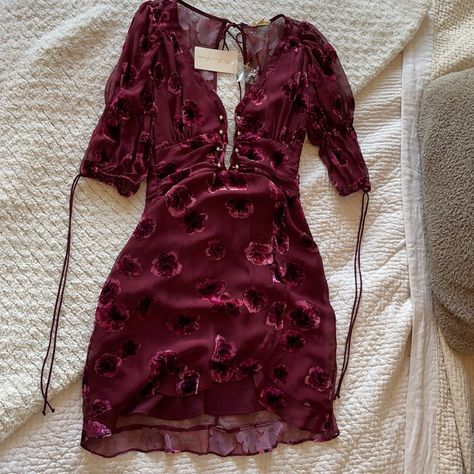 Great Wedding Guest Dress. Never Worn. With Tags Wedding Guest Dress October, Dress With Gold Details, Free People Sequin Dress, Free People White Dress, Pink Tunic Dress, Red Boho Dress, Boho Office, Fashion Bible, Black Sheer Dress