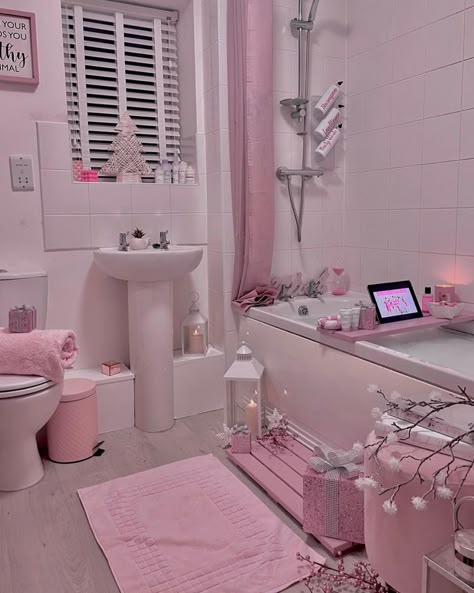 Cute Bathroom Aesthetic Pink, Pastel Pink Bathroom Aesthetic, Aesthic Bathrooms, Cute Aesthetic Bathroom Ideas, Girly Pink Bathroom, Aesthetic Pink Bathroom, Cute Bathroom Ideas Pink, Cute Bathroom Decor Aesthetic, Cutecore Bathroom