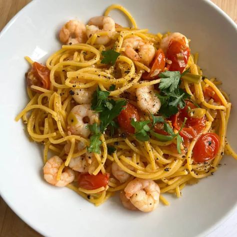 Jamie Oliver prawn linguine recipe Prawn Linguine Recipe Tomato, Prawn And Tomato Pasta, Prawn Linguine Recipe Garlic, Lemon Prawn Pasta, Pasta And Prawns, Prawn Linguine Recipe, Chilli Prawn Linguine, Prawn Spaghetti, Tomato Linguine