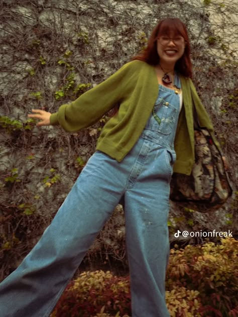 Mrs Frizzle Outfits, 1990s Aesthetic, Overalls Outfits, Faye Webster, Golden Globes Red Carpet, Overall Outfit, Overalls Outfit, Halloween This Year, Green Cardigan