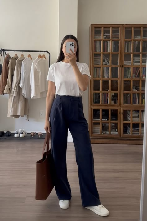 Blue Trousers Outfit, Navy Pants Outfit, Tailored Pants Outfit, Wide Leg Trousers Outfit, Outfits For The Office, Wide Leg Pants Outfit, Office Fits, Smart Casual Women, Smart Casual Work Outfit