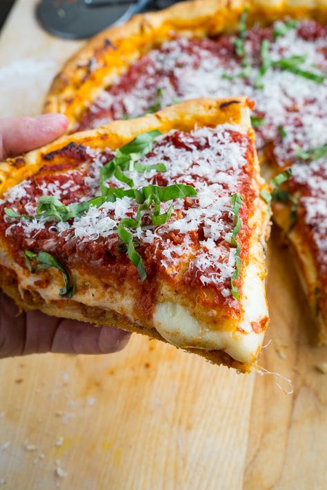 Pizza Deep Dish, American Pizza, Chicago Style Deep Dish Pizza, Deep Dish Pizza Recipe, Chicago Deep Dish Pizza, Closet Cooking, Pizza Crusts, Pizza Roll, Slice Of Pizza