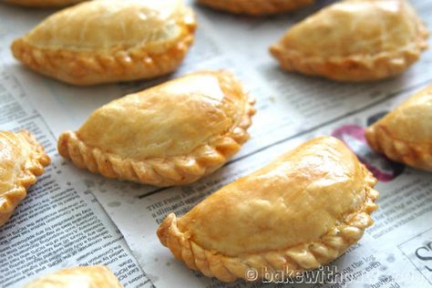 Baked Curry Puff Recipe, Thai Curry Puffs Recipe, Curry Puff Recipe, Curry Puffs, Curry Puff, Malaysian Dessert, Puff Recipe, Empanadas Recipe, Malaysian Food