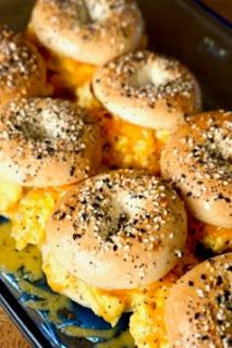 Recipes With Mini Bagels, Breakfast Ideas With Mini Bagels, Mini Bagel Recipes Breakfast, Mini Bagel Breakfast Sandwiches, Mini Bagels Breakfast, Mini Bagel Breakfast Sliders, Mini Bagel Sandwiches, Mini Breakfast Sandwiches, Mini Bagel Recipes