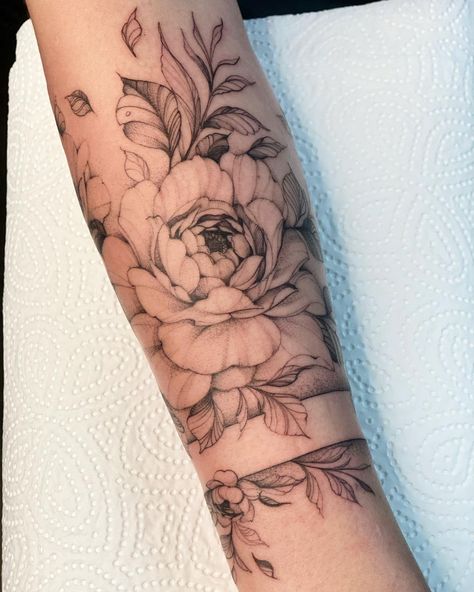 Flower Wrist Tattoos, Flower Tattoo Arm, Flower Sleeve, Peonies Tattoo, Tattoo Bracelet, Band Tattoo, Black Ink Tattoos, Fine Line Tattoos, Armband Tattoo