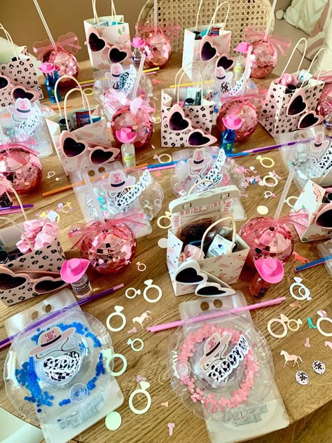 13 Birthday Goody Bags, Stuff To Put In Goodie Bags, What To Put In Goodie Bags, Disco Party Gift Bags, Cute Party Favors For Teens, Teen Goodie Bag Ideas, Sweet 16 Goody Bag Ideas, Sleepover Goody Bag Ideas, Adult Goodie Bag Ideas