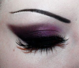 Dark Purple Eye Makeup, Makeup Dark Eyeshadow, Eyeshadow Simple, Makeup Dark, Punk Makeup, Purple Eye Makeup, Dark Eyeshadow, Cat Eye Makeup, Easy Makeup Tutorial