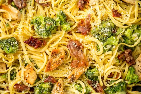 Pasta Lovers, Our Prosciutto-Chicken Linguine Is For YouDelish Prosciutto Chicken, How To Make Prosciutto, Chicken Prosciutto, Chicken With Prosciutto, Chicken Linguine, Prosciutto Pasta, Prosciutto Recipes, Linguine Recipes, Pasta Lover