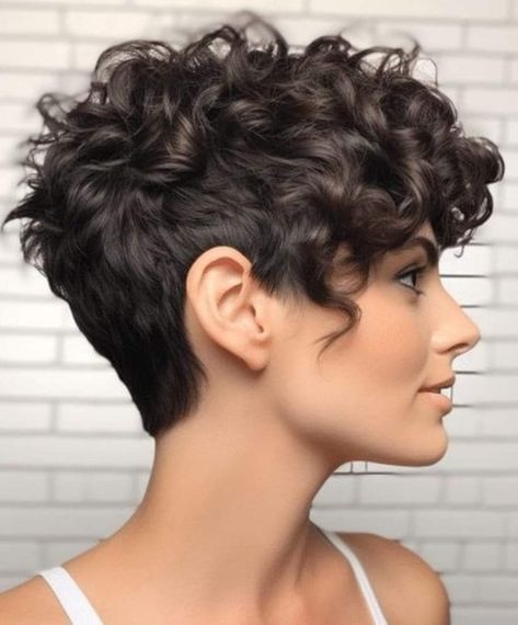 Short Haircuts For Oval Faces, Beautiful Short Haircuts, Haircuts For Oval Faces, Pixie Cut Curly Hair, Short Curly Hairstyles For Women, Short Wavy Haircuts, Curly Pixie Hairstyles, Short Curly Pixie, Curly Pixie Haircuts