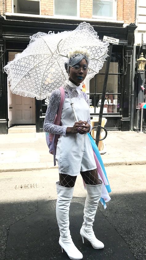 Pride London Fashion: Street Style 2018 Pride March Outfit Ideas, Pride Street Style, Y2k Pride Outfits, Nyc Pride Outfit, Pride Flag Inspired Outfits, London Fashion Street Style, London Fashion Street, Chaotic Clothes, Cute Pride Outfits