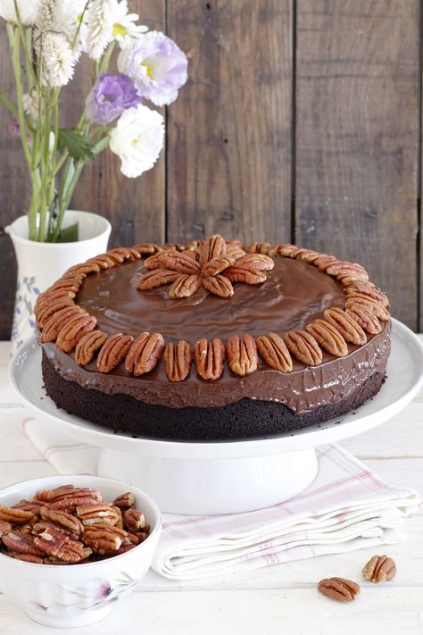 Chocolate date cake with chocolate frosting that is so easy to make and perfect for hosting. The chocolatey frosting is almost fudgy in texture and so good! Chocolate Date Cake, Date Cake Recipe, Cake With Chocolate Frosting, Date Cake, Pecan Cake, Global Cuisine, Chocolate Pecan, Desserts Recipes, Gluten Free Cakes