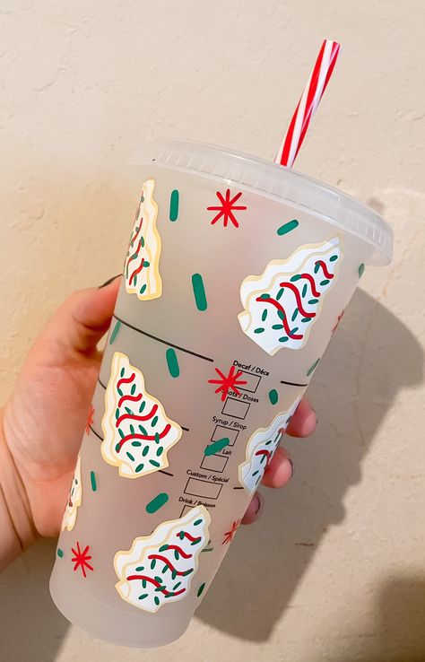 Christmas Cup Cricut Ideas, Holiday Cups Design, Christmas Cup Vinyl Ideas, Painted Starbucks Cups, Christmas Cup Ideas, Cricut Cups Ideas, Christmas Cups Vinyl, Christmas Starbucks Cups, Plastic Cups Design