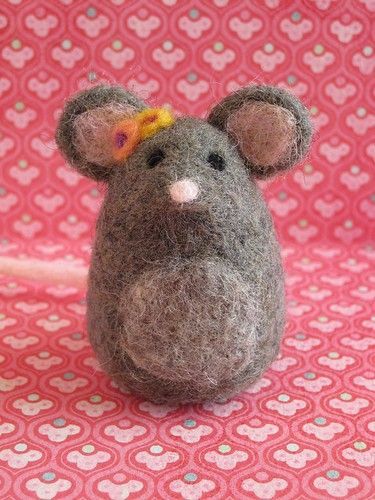 Needle Felted Mouse with Flowers | www.birdonwirestudio.blog… | Flickr Mouse Needle Felting, Small Needle Felting Ideas, Cute Felted Animals, Easy Needle Felting Ideas, Needle Felted Animals Easy, Wool Felting Ideas, Needle Felting Flowers, Christmas Needle Felting Ideas, Easy Needle Felting Projects