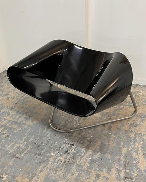 Galerie Paradis on Instagram: "« Ribbon » chair model « CL9 » by the Italian designer duo Franca Stagi & Cesare Leonardi for Bernini in the 1960s.

It is characterized by its fluid and sculptural shapes, evoking the movement of a unrolled ribbon, and is considered a classic of contemporary design and is part of the collections of many art and design museums around the world.

#galerieparadis #ribbon #CL9 #francastagi #cesareleonardi" Ribbon Chair, Italian Designer, The Movement, Design Museum, The 1960s, Art And Design, Italian Design, Contemporary Design, 1960s