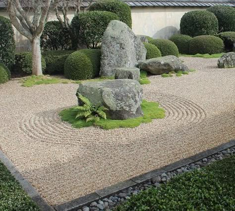 55 Beautiful Zen Garden Ideas on a Budget Vineyard Home Decor, Modern Rock Garden, Garden Japanese Style, Japanese Stone Garden, Modern Zen Garden, Sloped Landscape, Indoor Zen Garden, Round Gazebo, Japanese Garden Style