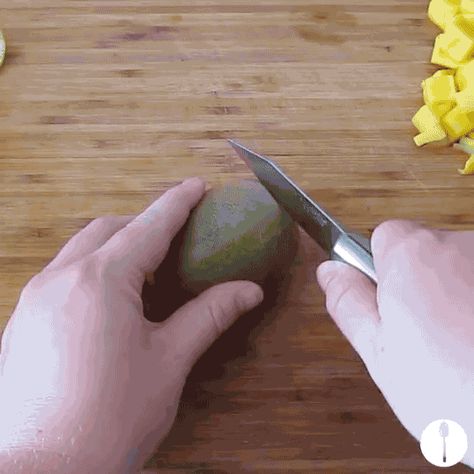 How to Cut Fruit in Fancy Ways with Any Knife How To Cut Kiwi Fancy, Fancy Fruit Platter Ideas, How To Cut Kiwi, Picnic Boxes, Stim Gifs, Fruit Platters, Picnic Box, Christmas Baking Recipes, Strawberry Roses