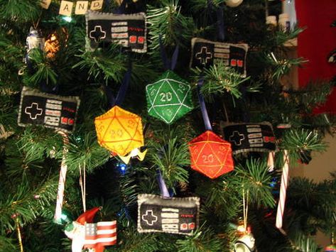 control de nintendo: fieltro gris, negro y rojo Nerdy Christmas Decorations, Nerd Christmas Ornaments, Nerd Christmas, Nerdy Christmas, Embroidered Ornaments, Harry Potter Christmas Decorations, Embroidered Christmas Ornaments, Geek Christmas, Christmas Cake Decorations