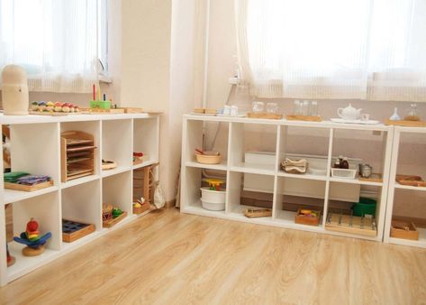 Having lots of toys to choose from is super fun, but can make for stressful cleanup. Here are the basics to Montessori toy storage that will help your little ones keep their toys off the ground and save you from stepping on Lego or tripping on blocks (or any other toy, for that matter)! Some … Montessori Nursery Ideas, Montessori Toy Storage, Montessori Toy Shelf, Toddler Storage, Kids Playroom Storage, Montessori Infant Room, Montessori Nursery, Toddler Organization, Foster Kids