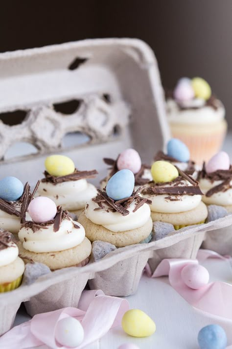 Easter Cupcake Recipes, Easter Cake Easy, Succulent Cupcakes, Egg Cupcakes, Cheesecake Trifle, Easter Baking, Easter Eggs Chocolate, Easter Cupcakes, Mini Eggs