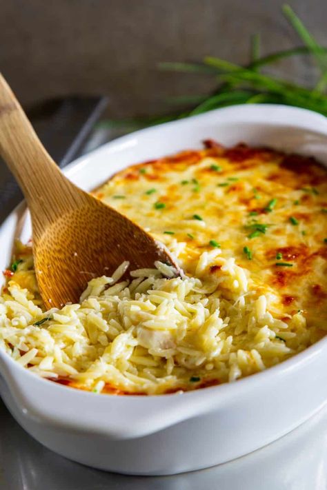 Cheesy Baked Orzo Hot Day Side Dishes, Orzo Pasta Casserole, Orzo Noodle Recipe, Ham And Orzo Recipes, Chicken And Orzo Casserole, Baked Orzo With Chicken, Side Dishes Casserole, Cheesy Orzo Recipes, Baked Chicken And Orzo