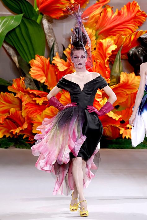 Christian Dior / John Galliano  2010 Fall Haute Couture flower dress Galliano Dior, Collection Couture, Christian Dior Haute Couture, Dior Haute Couture, Christian Dior Couture, Dior Couture, Vogue Russia, Couture Runway, Fashion Weeks