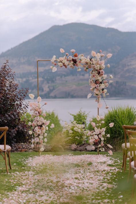 Lakefront Okanagan Wedding at Ponderosa Point via Rocky Mountain Bride Mountain Wedding Alter, Wedding Decor Mountain, Wedding Arch Mountains, Backyard Mountain Wedding, Okanagan Wedding Venues, Wedding Concept Outdoor, Waterfront Wedding Decor, Lakefront Wedding Ceremony, Lake Front Wedding Ceremony