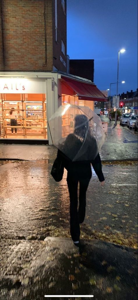 Rainy Umbrella Aesthetic, Pouring Rain Outfit, Transparent Umbrella Aesthetic, Umbrella Aesthetic Rainy Days, Clear Umbrella Aesthetic, Clear Umbrella Outfit, Black Umbrella Aesthetic, Umbrella Picture Ideas, Clear Umbrella Photography