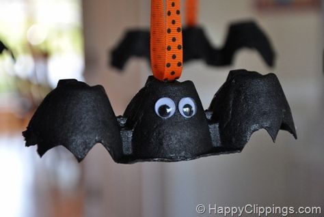 egg carton bat craft - 10 Easy Halloween Bat Crafts for Kids - Bats Art Projects, Toilets Paper Roll Bats, Foam Bats. Hang around the house as October is Bat Appreciation Month Halloween Eggs, Bat Craft, Halloween Infantil, Hallowen Ideas, Egg Cartons, Top Decor, Halloween Crafts For Kids, Theme Halloween, Egg Carton