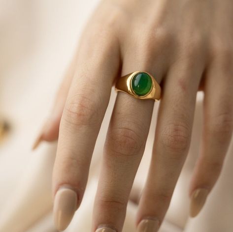 Green Signet Ring, Gold Jade Ring, Jade Gold Ring, Jade Gemstone Aesthetic, Jade Ring Design, Jade Rings For Women, Elegant Watches Women, Stone Ideas, Wrap Packaging