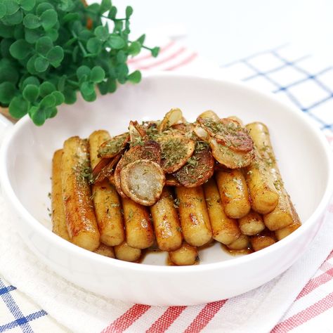 [Simple snack making] Garlic butter tteokbokki, garlic tteokbokk Homemade Soy Sauce, Rice Cake Soup, Soy Sauce Chicken, Stir Fry Rice, Salty Foods, Garlic Fries, Crushed Garlic, Fish Cake, Rice Cakes