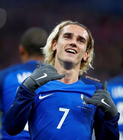 Antoine Griezmann🇫🇷Pics&vids on Instagram: “Grizi scored 1 goal against Wales yesterday 😊🤙🏼🤙🏼💙🇫🇷…” Griezmann Hair, Antoine Griezmann France, Griezmann France, Antoine Griezmann, Football And Basketball, Football Soccer, Football Players, High Tech, Motorcycle Jacket